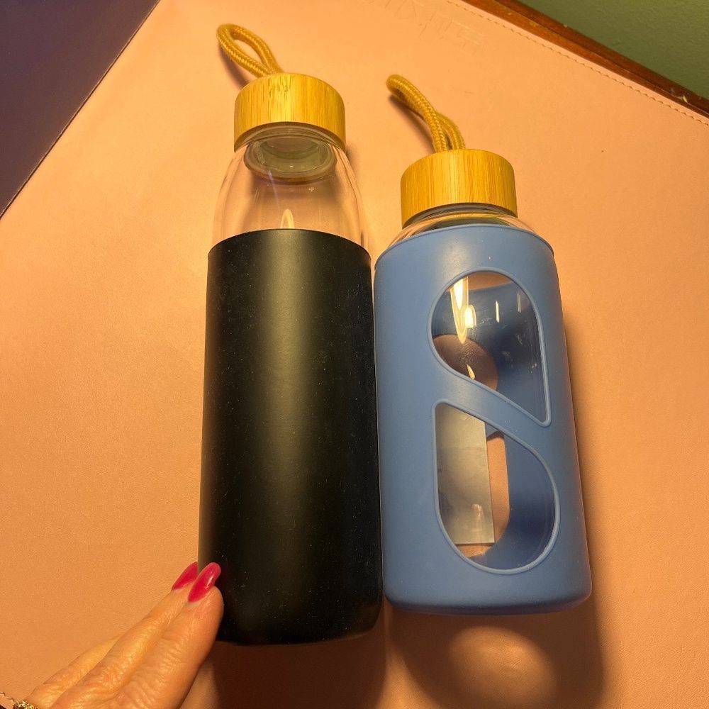 HD 2 NEW Glass Water Bottles With Sleeves in Blue & Black